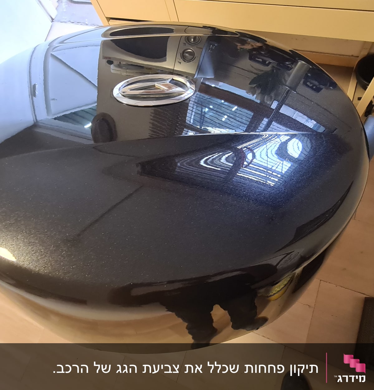מכסה רכב מבריק עם השתקפות חלון